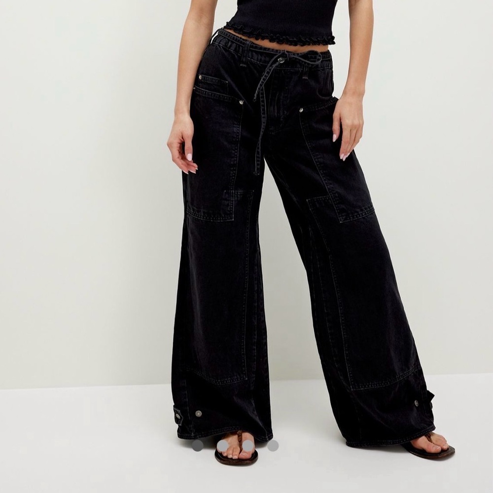 NWT Free People Outlaw Curvy Wide-Leg Cargo Jeans, size XS Short 25/26 SOLD OUT